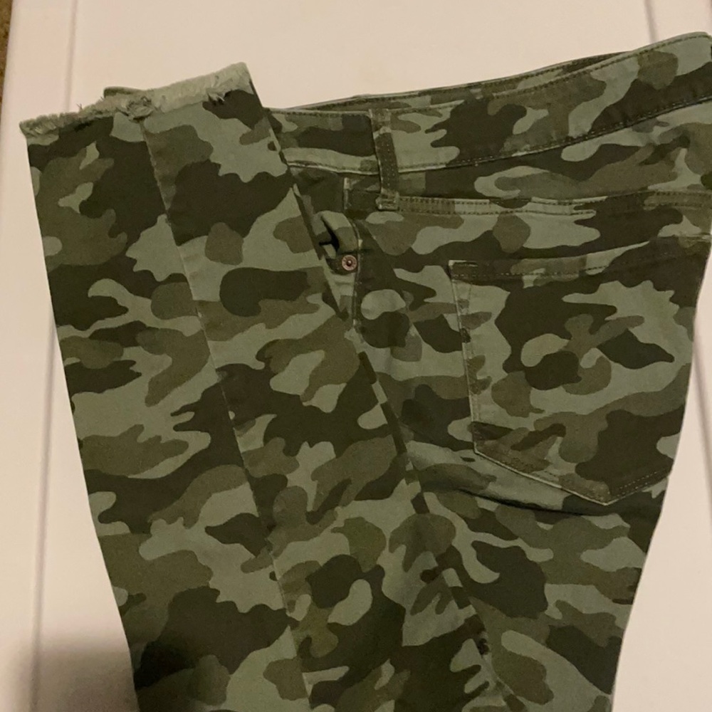 CAMO OLD NAVY MID RISE JEANS